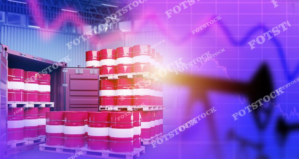 На изображении склад с красными бочками нефти в открытом контейнере, на фоне график цен, символизирующий изменения на мировом нефтяном рынке. Снимок иллюстрирует влияние экономических факторов на торговлю энергоресурсами.